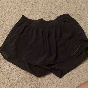 Lululemon hotty hot shorts 4 inch size 6 tall